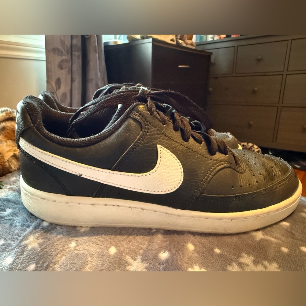 Nike Black and White women’s Shoes